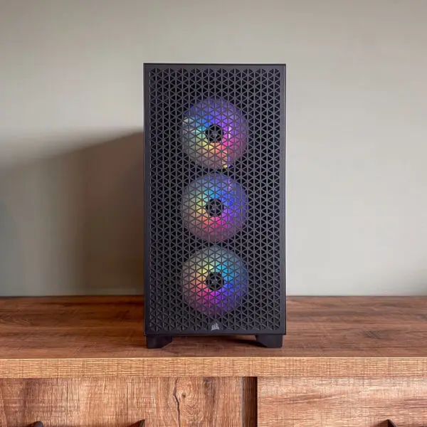 Façade avant du PC gamer Galactic Guardian avec trois ventilateurs RGB.