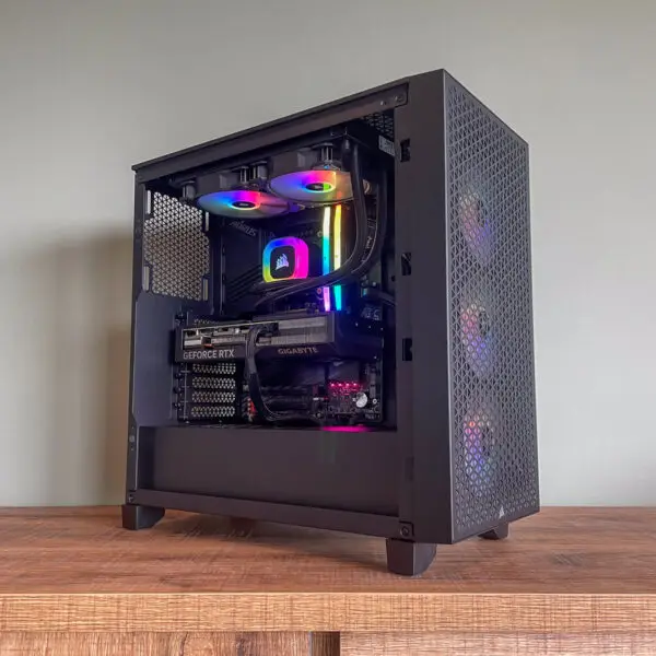 Vue latérale du PC gamer Galactic Guardian avec éclairage RGB.