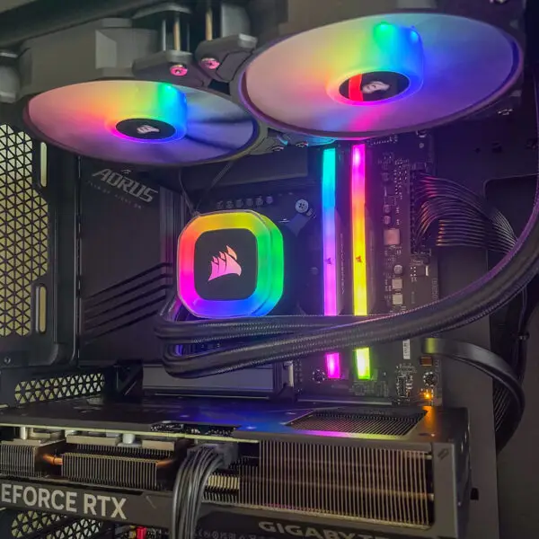 Intérieur du PC gamer Galactic Guardian avec éclairage RGB et refroidissement Corsair