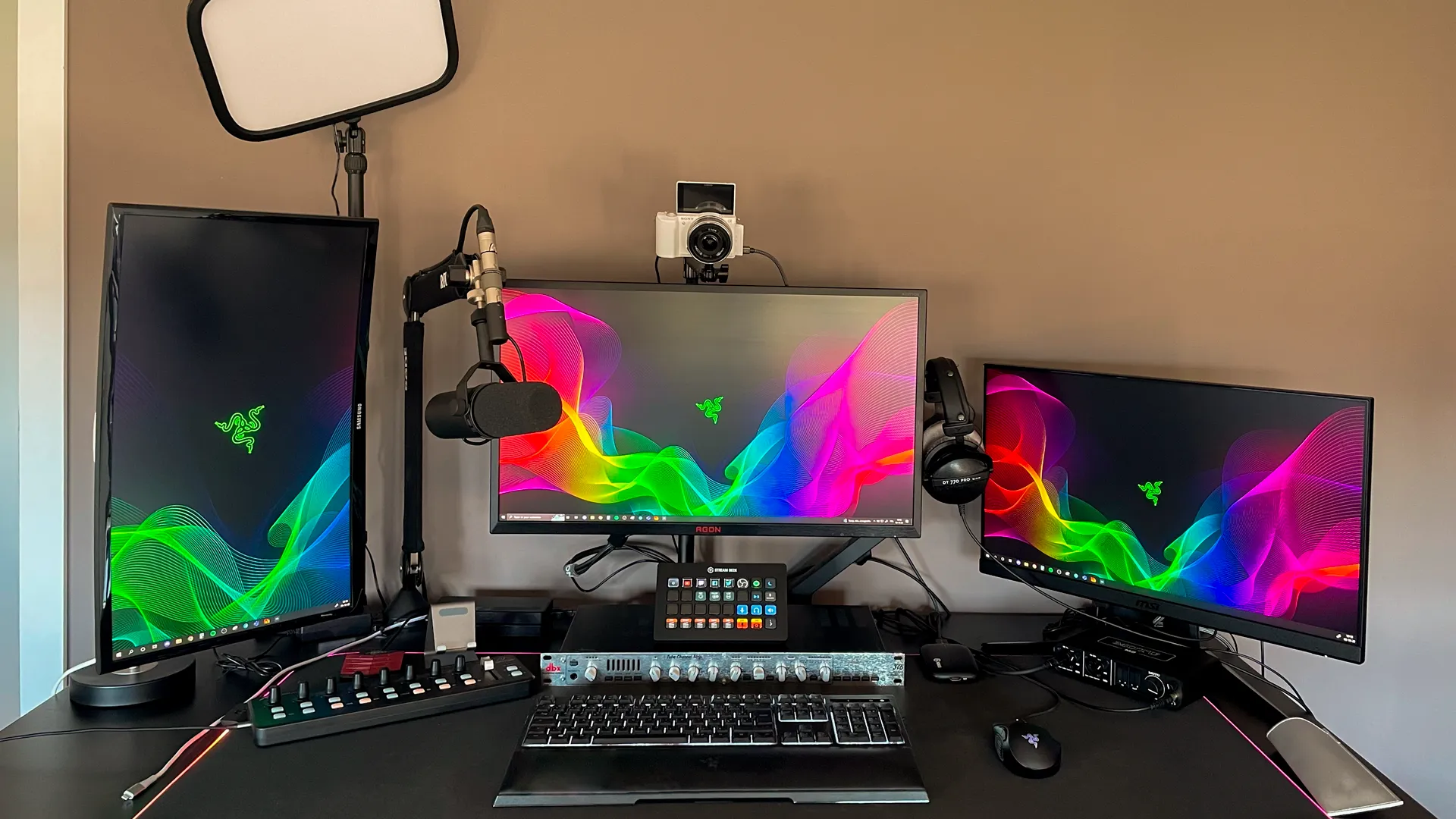 Setup de Streaming en triple screen avec keylight, clavier, interface audio, appareil photo, souris et tranche de console